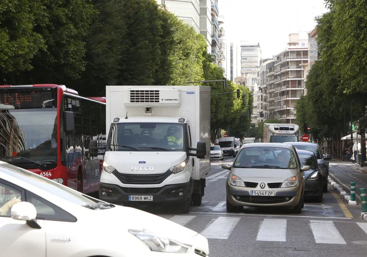 Multas de 300 euros para los conductores que aparquen o circulen por el carril bus en Valencia